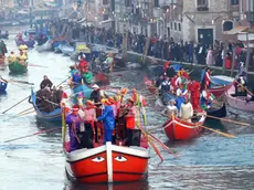 AGOSTINI VENEZIA,11,02,2007- CARNEVALE DI VENEZIA-SFILATA DI BARCHE CON "OMBRE E CICHETTI IN FONDAMENTA CANNAREGGIO.. INTERPRES -