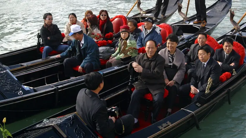 15/11/04 ERREBI - VENEZIA - TURISTI CINESI IN GONDOLA