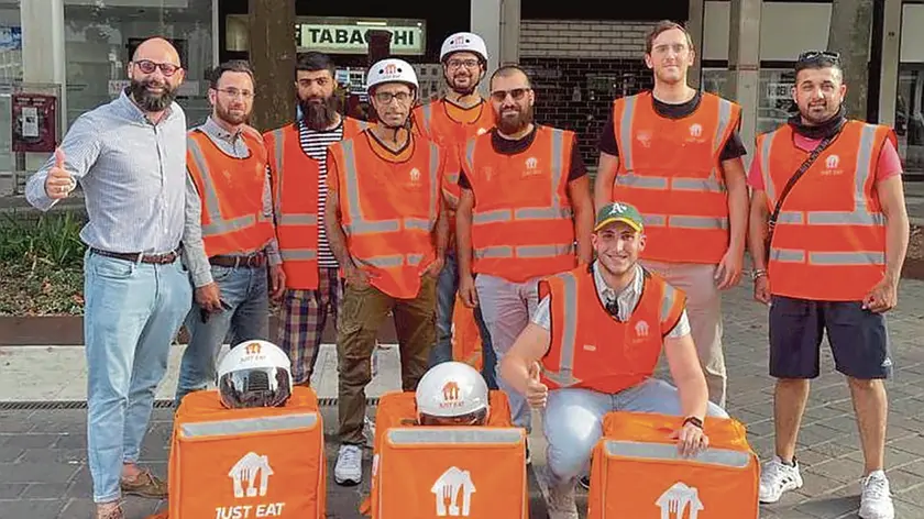 Un gruppo di rider al lavoro a Mestre