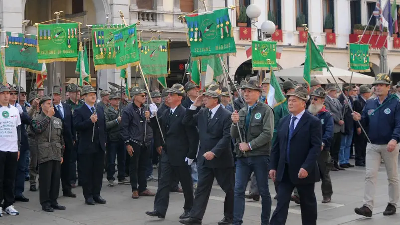 Gli Alpini veneziani durante una manifestazione in piazza Ferretto