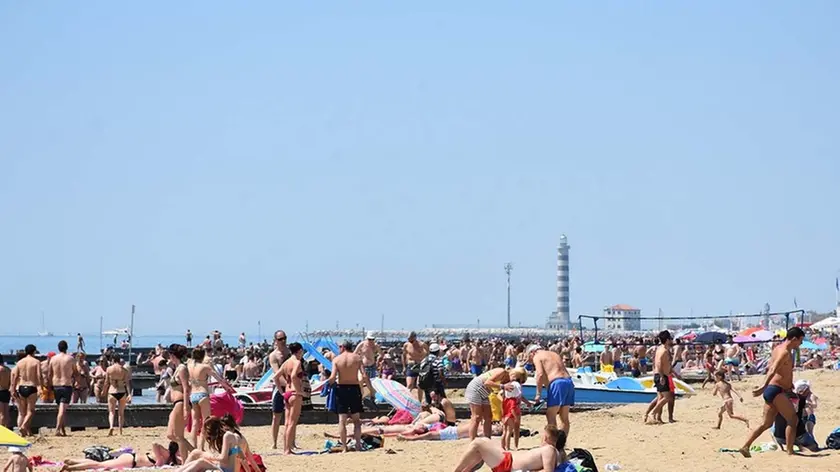 MORSEGO - DINO TOMMASELLA - JESOLO - GENTE SULLA SPIAGGIA