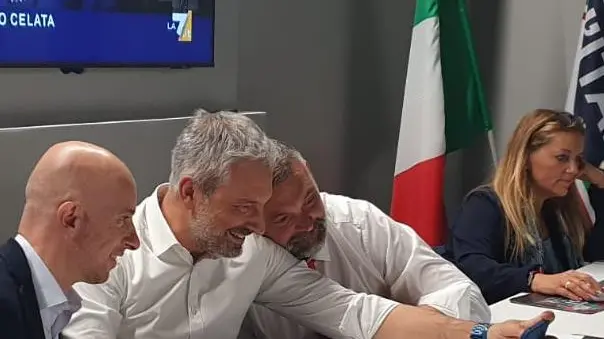 Raffaele Speranzon, al centro del tavolo nella sede di Mestre