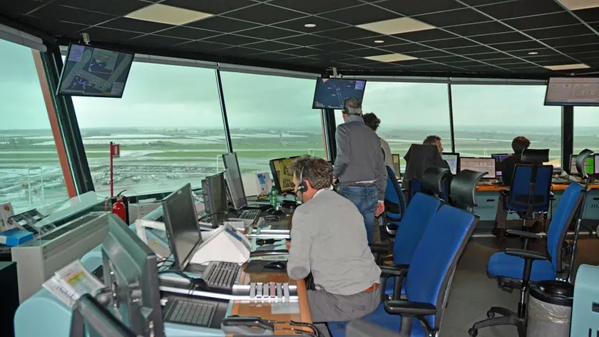 La torre di controllo del traffico aereo dell'aeroporto di Fiumicino. Un problema tecnico a Eurocontrol sta perturbando il traffico aereo in Europa. Lo ha riferito la stessa agenzia con un alert sul suo sito, precisando che il problema riguarda il Enhanced Tactical Flow Management System, cioè il sistema che si prende cura dei voli europei e che "sono in atto procedure di emergenza che ridurranno la capacità della rete europea di circa il 10%". Eurocontrol aggiunge che "il problema è stato identificato e si sta lavorando per recuperare il sistema, che dovrebbe avvenire in tarda serata". ANSA/TELENEWS