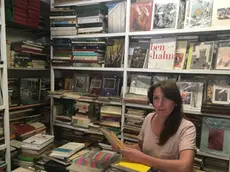 Carla Baragiotta nella Libreria Miracoli