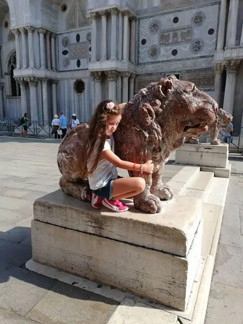 Azzurra, sei anni, con il leoncino nella foto inviata dalla mamma Sara Barbui