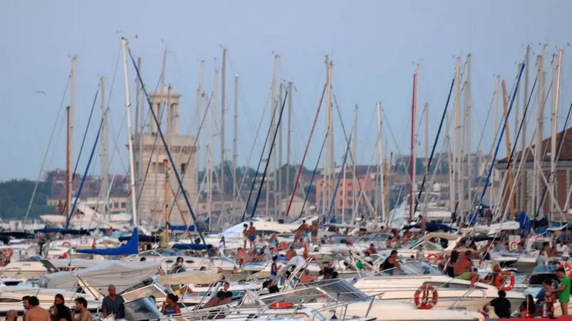 Interpress/Mazzega Morsego Venezia, 19.07.2014.- Festa e Tradizione; Punta della Dogana e ponte pieni di gente per i Fuochi del Redentore.-