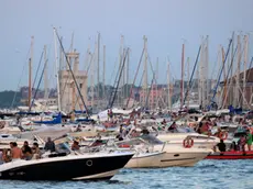 Interpress/Mazzega Morsego Venezia, 19.07.2014.- Festa e Tradizione; Punta della Dogana e ponte pieni di gente per i Fuochi del Redentore.-