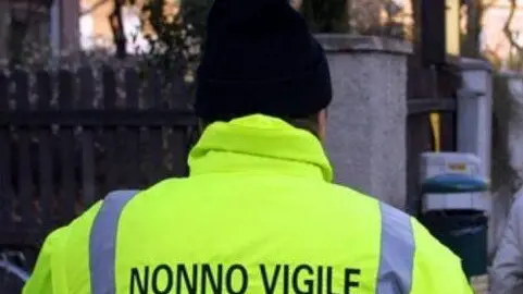 Il volontario è stato afferrato per il collo davanti ai bambini all'uscita di scuola