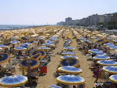 Jesolo (VE):.La spiaggia..02/08/2001 © Light Image Studio..Morsego.