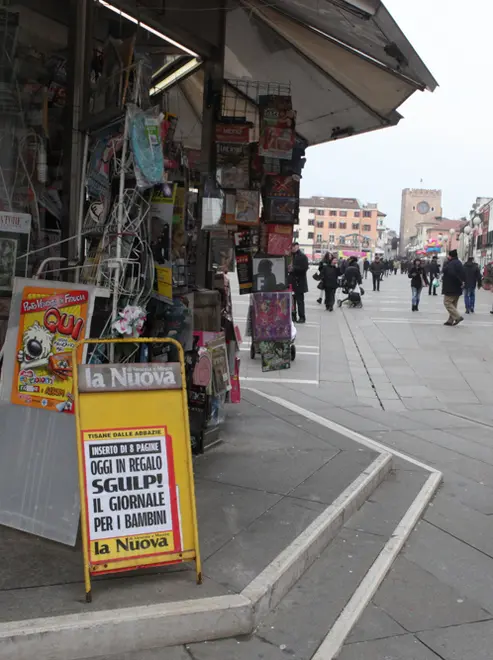 In edicola il numero 1 dell'inserto Sgulp! nella Nuova Venezia - nella foto: edicola Perale in piazza Ferretto