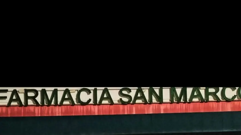 La vetrina sfondata della farmacia