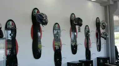 Una delle pareti del Moto Center depredata in parte dei caschi
