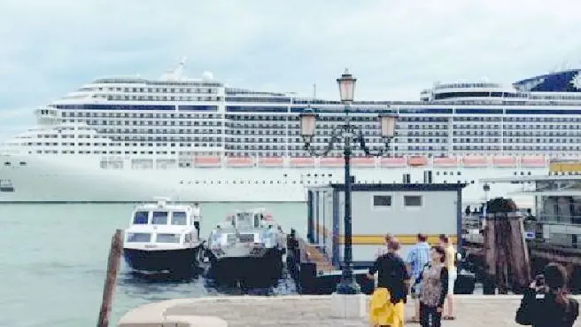 La foto di una grande nave a Venezia scattata dal ministro Dario Franceschini, che l'ha mostrata a Napoli