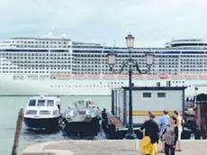 La foto di una grande nave a Venezia scattata dal ministro Dario Franceschini, che l'ha mostrata a Napoli