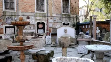 Nel giardino di Palazzo Giovannelli c’è il laboratorio Dall’Era con l’esposizione di marmi artistici al piano terra