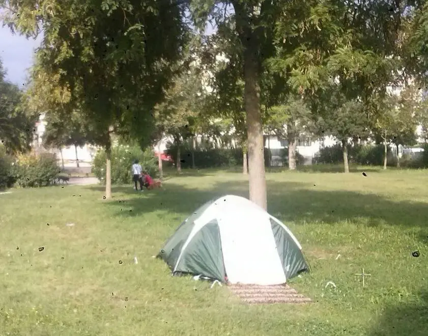 La tenda di Federico piantata al parco nei mesi scorsi