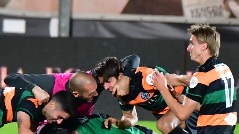 Ricccardo Bocalon sommerso dai compagni di squadra dopo il gol al Cittadella che ha sancito la promozione in serie A nel 2021