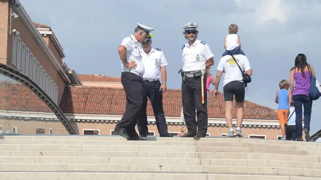 Caiaffa Venezia 27.08.2011.-Portabagagli abusivi sul ponte di Calatrava. Presidio della polizia municipale.- Interpress Caiaffa Venezia 27.08.2011.-Portabagagli abusivi sul ponte di Calatrava. - Interpress