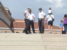 Caiaffa Venezia 27.08.2011.-Portabagagli abusivi sul ponte di Calatrava. Presidio della polizia municipale.- Interpress Caiaffa Venezia 27.08.2011.-Portabagagli abusivi sul ponte di Calatrava. - Interpress