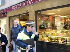 Un vigile davanti all'Osteria Da Luca