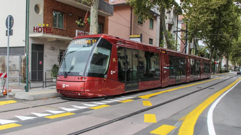 Nuova segnaletica stradale alla fine di via Cappuccina all'imbocco del sottopasso del tram, Mestre