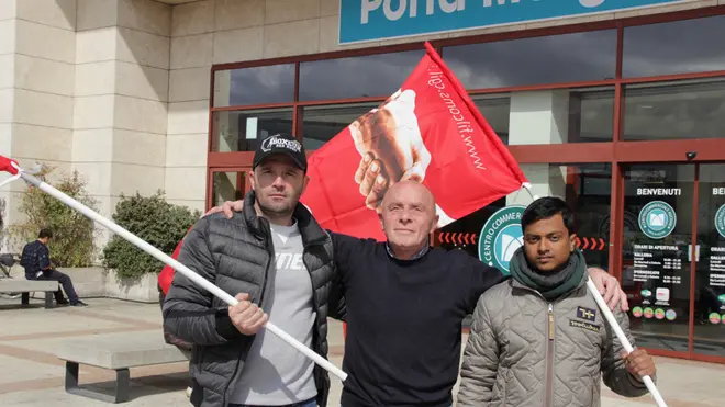 Protesta dei lavoratori delle pulizie del centro comm.le Auchan che rischiano di perdere il posto di lavoro nella foto Mariano D'Este assieme agli altri due lavoratori a rischio licenziamento Domenico Albergo e Alam Riad