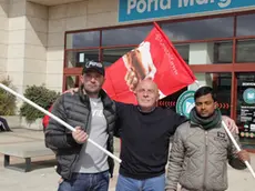 Protesta dei lavoratori delle pulizie del centro comm.le Auchan che rischiano di perdere il posto di lavoro nella foto Mariano D'Este assieme agli altri due lavoratori a rischio licenziamento Domenico Albergo e Alam Riad