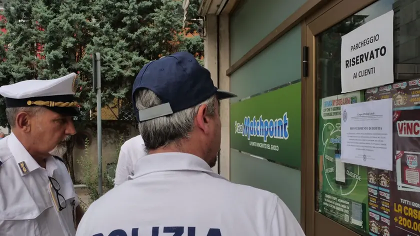 La Polizia Locale ha provveduto oggi alla chiusura della sala giochi di via Mestrina 87/A aperta dalla ditta “Bet Sas” lo scorso 26 maggio, malgrado le difformità con il regolamento comunale. Gli agenti del Servizio Attività Produttive hanno eseguito il provvedimento dopo aver verificato che la sala giochi rimaneva aperta nonostante la diffida all’esercizio dell’attività di sala scommesse emanato dal Settore Sportello Unico Commercio. Scaduti i 30 giorni previsti dalla legge per l'ottemperanza oggi si è proceduto alla chiusura dell'esercizio con l'apposizione dei sigilli. Lo scorso 26 maggio la ditta Mestrina Bet Sas aveva aperto al civico 87/A la sala scommesse sulla base di una licenza rilasciata dalla Questura, “ai soli fini di pubblica sicurezza”, ma in difformità dal Regolamento comunale che prevede come l'apertura delle sale giochi sia possibile, in linea con quanto stabilito dalla normativa regionale, solo in locali che distano almeno 500 metri, dai luoghi definiti sensibili quali chiese, scuole, impianti sportivi. Difformità di cui la ditta era già stata informata sia dal Comune di Venezia, in sede dei lavori edilizi, sia dalla Questura al rilascio dell'autorizzazione. L’Amministrazione comunale è subito intervenuta a seguito dell'apertura della sala giochi, segnalata con preoccupazione anche dai residenti nell’area circostante per l'impatto negativo che tale attività può avere in un'area nelle cui vicinanze insistono luoghi sensibili come la chiesa parrocchiale, scuole e o asili nido. Gli uffici dello Sportello Unico Commercio hanno quindi emanato la diffida all'esercizio con l'obbligo di chiusura entro 30 giorni dall'emanazione del provvedimento. Oggi, alla scadenza dei 30 giorni, verificata l'inottemperanza, è così avvenuta l'immediato blocco dell’attività. “La chiusura tempestiva della sala giochi di via Mestrina conferma come il Regolamento approvato dal Consiglio Comunale sia uno dei più severi in Italia – è il commento dell’assessore alla coesione sociale Simone Venturini – Su questo tema l'Amministrazione Brugnaro sta facendo scuola e giurisprudenza in tutta Italia. Grazie all’adozione di questo regolamento sono state chiuse una serie di sale giochi non autorizzate e si è impedita un proliferazione di attività come questa, che negli ultimi anni stava assumendo una dimensione preoccupante per la salute dei cittadini. Un impegno concreto contro la ludopatia”. Il fenomeno di nuove aperture, e successive chiusure da parte dell'Amministrazione comunale, di sale giochi in zone vietate non dovrebbe più ripetersi, grazie ad una circolare del Ministero dell’Interno che ha previsto come la Questura non possa più rilasciare le autorizzazioni “ai soli fini di pubblica sicurezza e fatto salvo il rispetto degli altri requisiti”, ma dovrà chiedere preventivamente al Comune il rispetto dei Regolamenti in riferimento alle distanze.