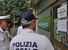 La Polizia Locale ha provveduto oggi alla chiusura della sala giochi di via Mestrina 87/A aperta dalla ditta “Bet Sas” lo scorso 26 maggio, malgrado le difformità con il regolamento comunale. Gli agenti del Servizio Attività Produttive hanno eseguito il provvedimento dopo aver verificato che la sala giochi rimaneva aperta nonostante la diffida all’esercizio dell’attività di sala scommesse emanato dal Settore Sportello Unico Commercio. Scaduti i 30 giorni previsti dalla legge per l'ottemperanza oggi si è proceduto alla chiusura dell'esercizio con l'apposizione dei sigilli. Lo scorso 26 maggio la ditta Mestrina Bet Sas aveva aperto al civico 87/A la sala scommesse sulla base di una licenza rilasciata dalla Questura, “ai soli fini di pubblica sicurezza”, ma in difformità dal Regolamento comunale che prevede come l'apertura delle sale giochi sia possibile, in linea con quanto stabilito dalla normativa regionale, solo in locali che distano almeno 500 metri, dai luoghi definiti sensibili quali chiese, scuole, impianti sportivi. Difformità di cui la ditta era già stata informata sia dal Comune di Venezia, in sede dei lavori edilizi, sia dalla Questura al rilascio dell'autorizzazione. L’Amministrazione comunale è subito intervenuta a seguito dell'apertura della sala giochi, segnalata con preoccupazione anche dai residenti nell’area circostante per l'impatto negativo che tale attività può avere in un'area nelle cui vicinanze insistono luoghi sensibili come la chiesa parrocchiale, scuole e o asili nido. Gli uffici dello Sportello Unico Commercio hanno quindi emanato la diffida all'esercizio con l'obbligo di chiusura entro 30 giorni dall'emanazione del provvedimento. Oggi, alla scadenza dei 30 giorni, verificata l'inottemperanza, è così avvenuta l'immediato blocco dell’attività. “La chiusura tempestiva della sala giochi di via Mestrina conferma come il Regolamento approvato dal Consiglio Comunale sia uno dei più severi in Italia – è il commento dell’assessore alla coesione sociale Simone Venturini – Su questo tema l'Amministrazione Brugnaro sta facendo scuola e giurisprudenza in tutta Italia. Grazie all’adozione di questo regolamento sono state chiuse una serie di sale giochi non autorizzate e si è impedita un proliferazione di attività come questa, che negli ultimi anni stava assumendo una dimensione preoccupante per la salute dei cittadini. Un impegno concreto contro la ludopatia”. Il fenomeno di nuove aperture, e successive chiusure da parte dell'Amministrazione comunale, di sale giochi in zone vietate non dovrebbe più ripetersi, grazie ad una circolare del Ministero dell’Interno che ha previsto come la Questura non possa più rilasciare le autorizzazioni “ai soli fini di pubblica sicurezza e fatto salvo il rispetto degli altri requisiti”, ma dovrà chiedere preventivamente al Comune il rispetto dei Regolamenti in riferimento alle distanze.