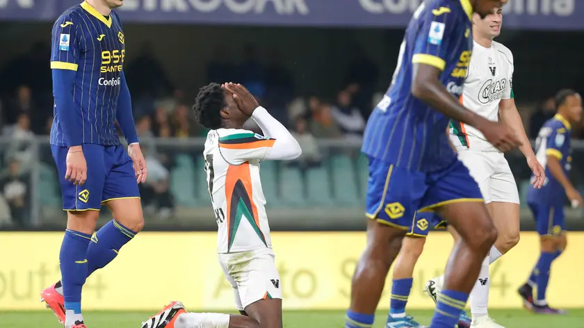 Doumbia, centrocampista del Venezia, si dispera dopo aver fallito un gol