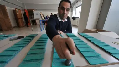 Domani e lunedì oltre 110 mila elettori di nove comuni sono chiamati alle urne per votare su scheda azzurra sindaco e parlamentino locale