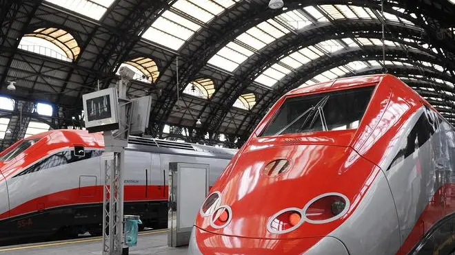 20091113 - MILANO - TRENI: DA OGGI NUOVO TRATTO ALTA VELOCITA'; AUMENTANO PREZZI - L'inaugurazione del treno Frecciarossa, il 13 novembre 2009 alla stazione di Milano Centrale. Entra in vigore da oggi il nuovo orario delle Ferrovie, il primo con la linea alta velocita' completata, da Torino a Salerno. La tratta Roma-Milano sara' percorsa in meno di tre ore, in 37 minuti Firenze-Bologna. Aumentano anche le frequenze dei treni ad alta velocita', ma anche il costo dei biglietti. Ad esempio un biglietto di seconda classe Milano-Roma passa da 75,10 euro a 89 euro; Milano-Bologna 41 euro invece di 37,10. Lecce-Milano 88 euro; Roma-Venezia 73. ANSA / DANIEL DAL ZENNARO / DBA