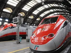 20091113 - MILANO - TRENI: DA OGGI NUOVO TRATTO ALTA VELOCITA'; AUMENTANO PREZZI - L'inaugurazione del treno Frecciarossa, il 13 novembre 2009 alla stazione di Milano Centrale. Entra in vigore da oggi il nuovo orario delle Ferrovie, il primo con la linea alta velocita' completata, da Torino a Salerno. La tratta Roma-Milano sara' percorsa in meno di tre ore, in 37 minuti Firenze-Bologna. Aumentano anche le frequenze dei treni ad alta velocita', ma anche il costo dei biglietti. Ad esempio un biglietto di seconda classe Milano-Roma passa da 75,10 euro a 89 euro; Milano-Bologna 41 euro invece di 37,10. Lecce-Milano 88 euro; Roma-Venezia 73. ANSA / DANIEL DAL ZENNARO / DBA