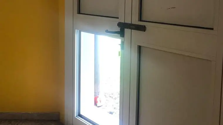 I danni dei vandali su una delle porte delle scuola Pascoli