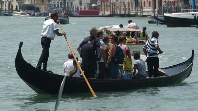 Gondolieri traghettano residenti e turisti dallo stazio di Santa Sofia a Rialto, in un'immagine di repertorio. ANSA/ANDREA MEROLA