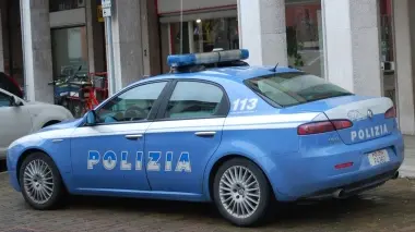 Una volante della polizia Ieri mattina la titolare della tabaccheria ha scoperto il furto