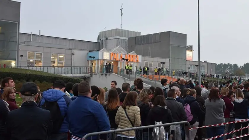 VATRELLA - DINO TOMMASELLA - JESOLO - CONCERO LIGABUE - CODA IN ATTESA DELL'APERTURA DEI CANCELLI