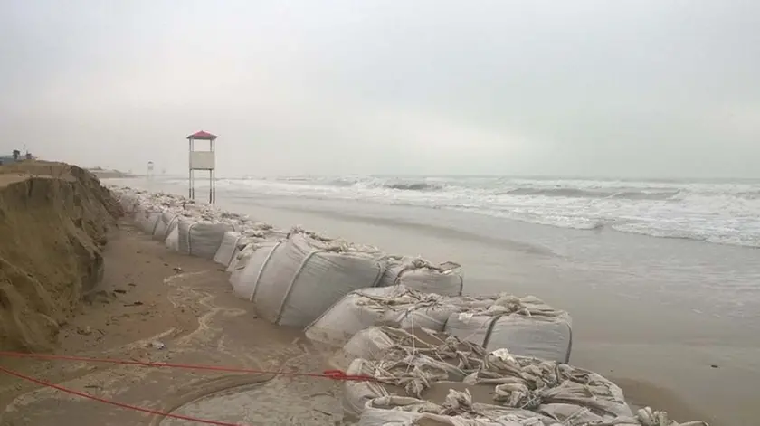 MORSEGO - DINO TOMMASELLA - JESOLO- EROSIONE SPIAGGIA DOPO MAREGGIATA