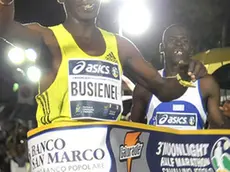 (CRUCCU) JESOLO 26/05/13 MATTEO BOEM PIAZZA MAZZINI III¡ MONNLIGHT HAL MARATHON DI JESOLO L'ARRIVO DI BUSINIEI E SIMUKEKA RISPETTIVAMENTE PRIMO E SECONDO CLASSIFICATI DEGLI UOMINI