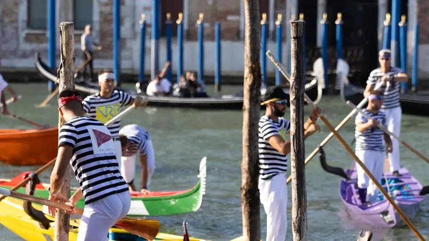 Gli equipaggi dei gondolini durante la cerimonia della benedizione