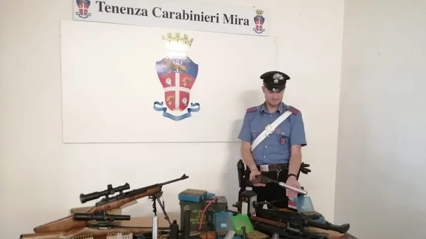 Le armi sequestrate a Mira