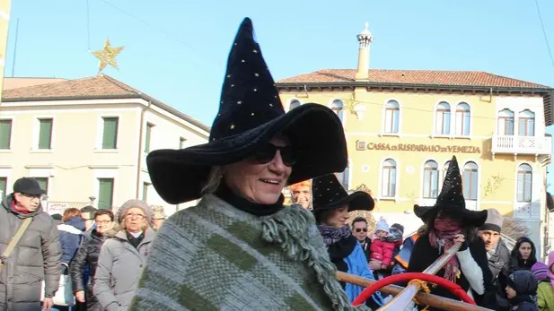 Le befane arrivano via acqua a Mestre in piazza Ferretto