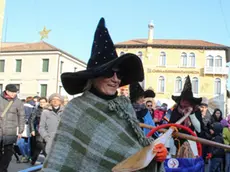 Le befane arrivano via acqua a Mestre in piazza Ferretto