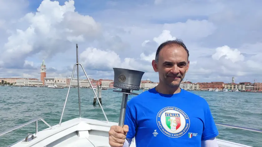 L’atleta paralimpico ipovedente Matteo Ardit mentre porta fiaccola