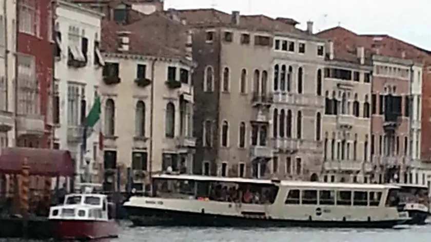 Interpress/Mazzega Morsego Venezia, 24.07.2014.- Avaria ad un vaporetto ACTV davanti al Casinò di Venezia.-