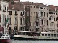 Interpress/Mazzega Morsego Venezia, 24.07.2014.- Avaria ad un vaporetto ACTV davanti al Casinò di Venezia.-