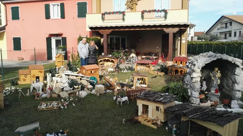 Il sindaco Silvia Susanna in visita il presepe di Antonio Bozzo