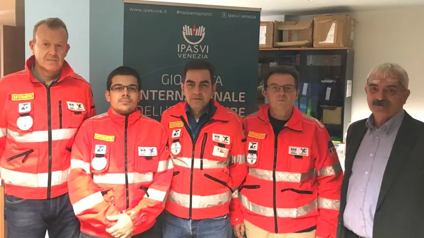 Nella foto, tre degli infermieri in trasferta, insieme al Presidente di “Cives” veneziana Luciano Cappellesso (al centro) e con Luigino Schiavon, Presidente di Ipasvi Venezia (a destra)