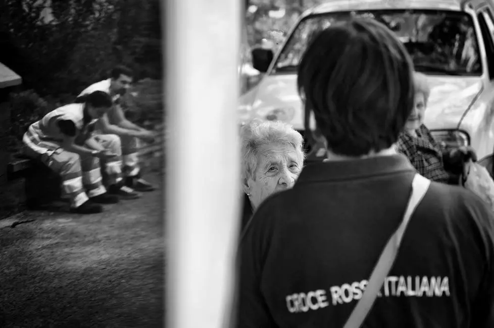 24 Agosto 2016 - Terremoto Amatrice - Addetti della Croce Rossa Italiana di supporto ad anziane signore sfollate
