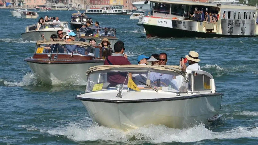 Interpress\M.Tagliapietra Venezia 20.06.2018.- Traffico e moto ondoso in Canal Grande